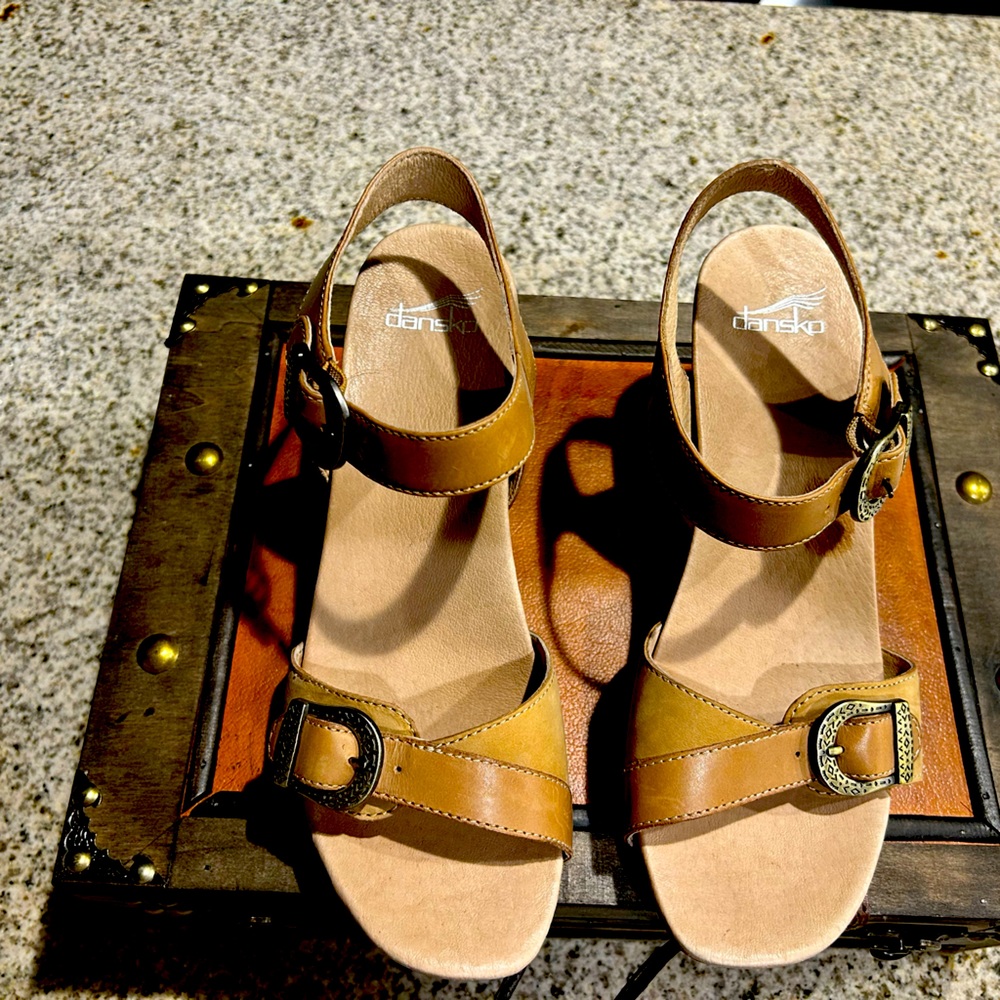 Dansko Tan Heels - EU 40 (EUC- Like new)